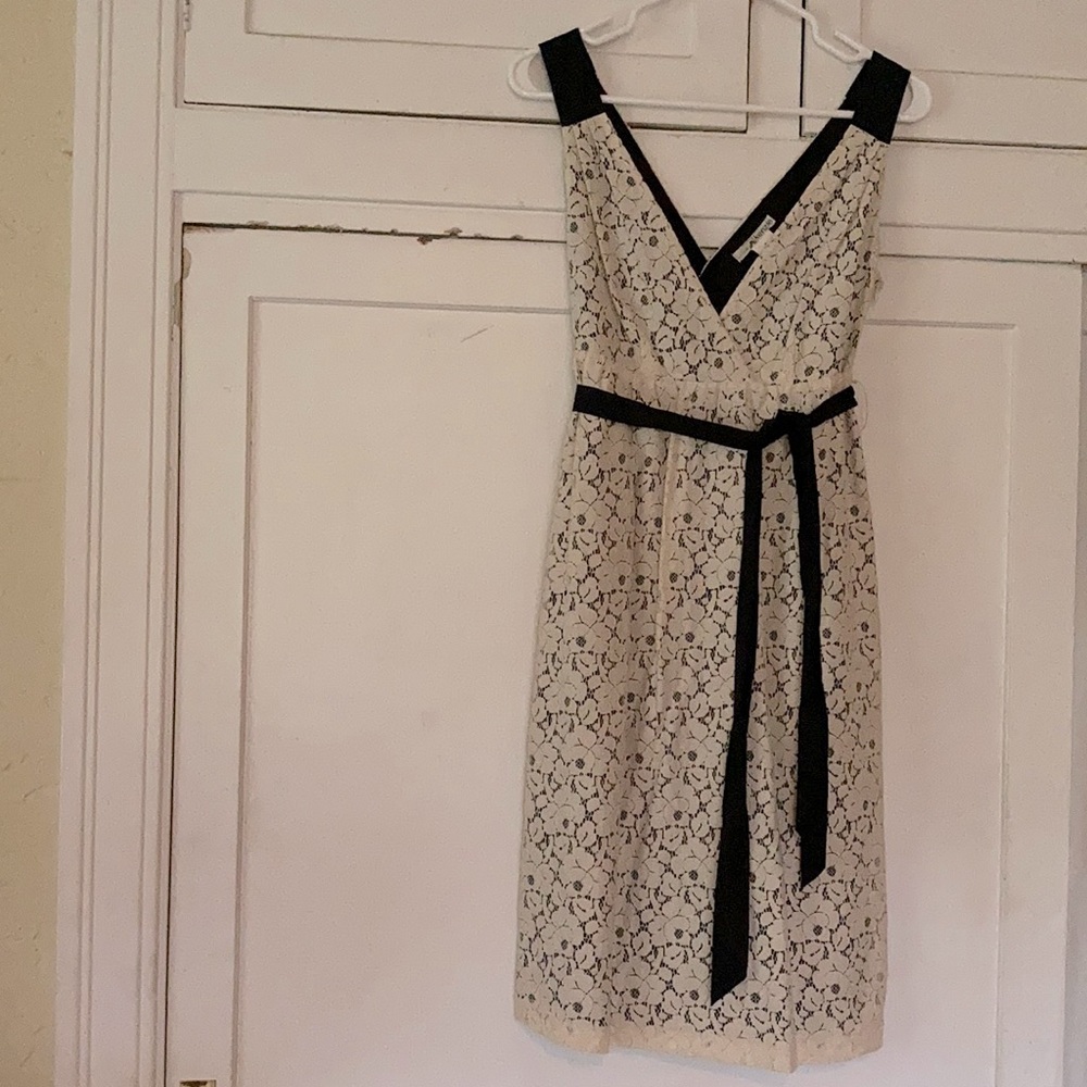 Lace V neck dress, lined with sash.